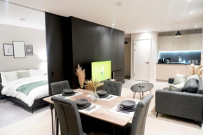Central Manchester Luxury 2 Bed Apartment with Balcony